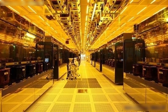揭秘Intel CPU制造工厂 洁净室里的无声战争与神经质机器——论晶圆厂的前沿对抗艺术